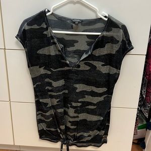 Lucky Brand Green camo V neck short sleeve top XS